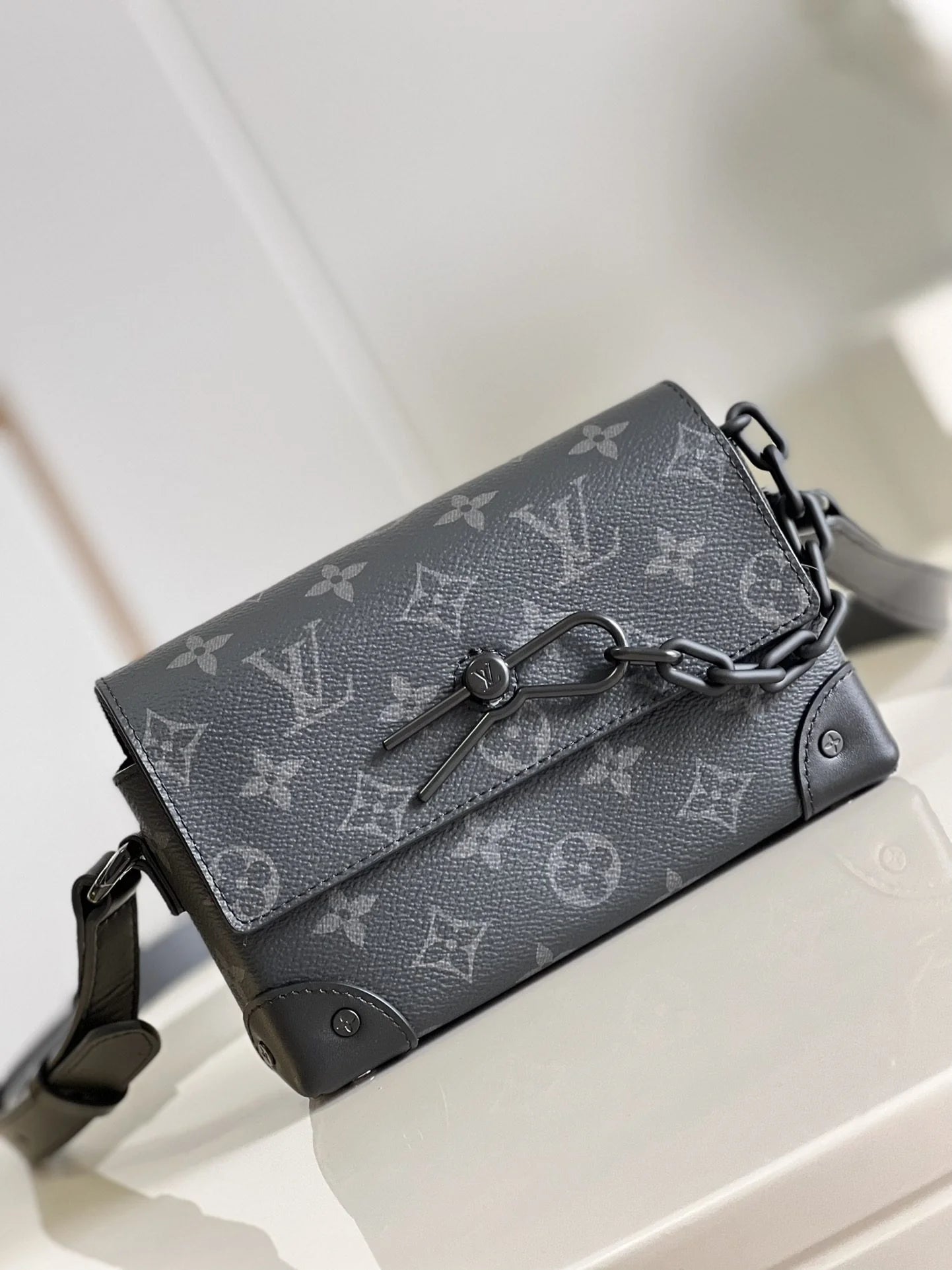 LV BAG M