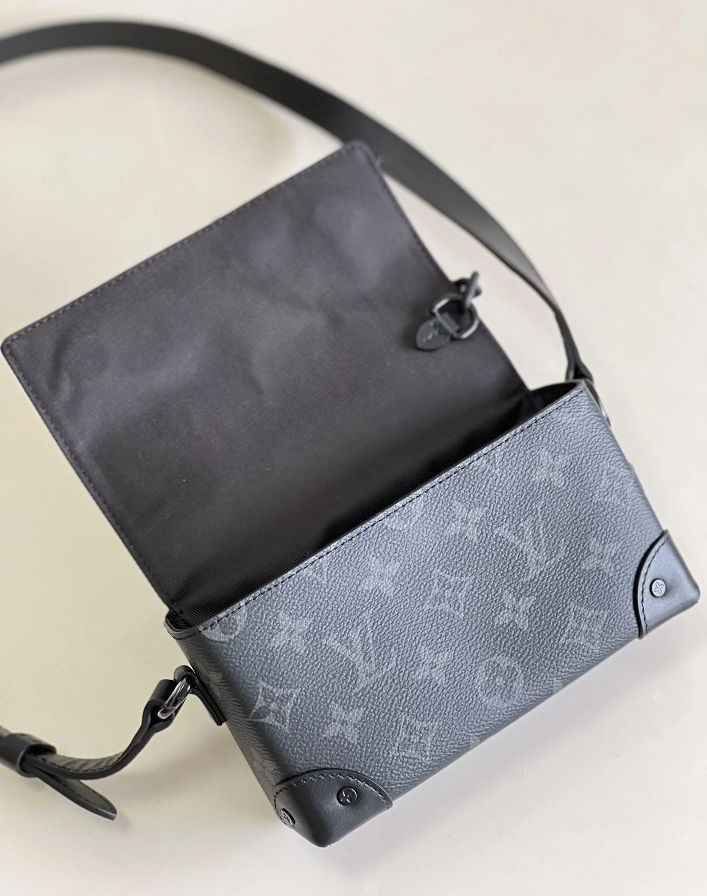 LV BAG M