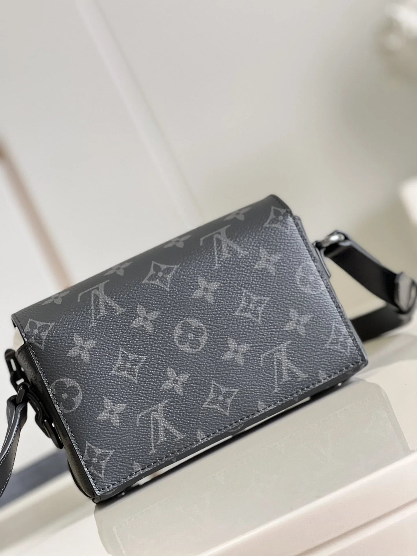 LV BAG M