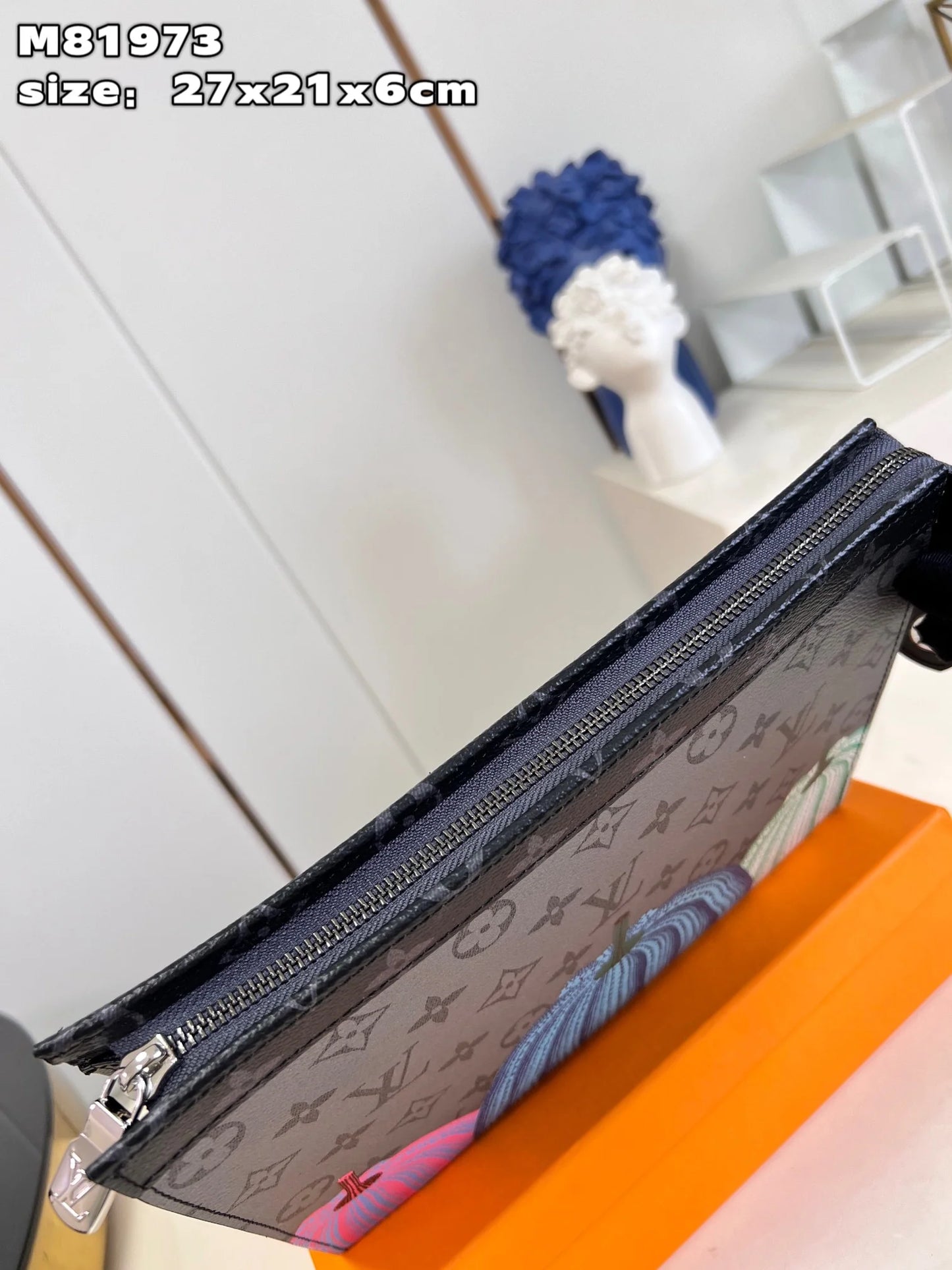 LV BAG M