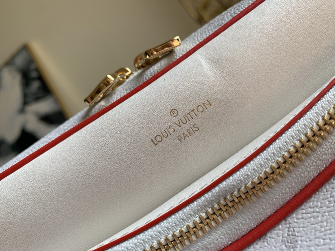 LV BAG M