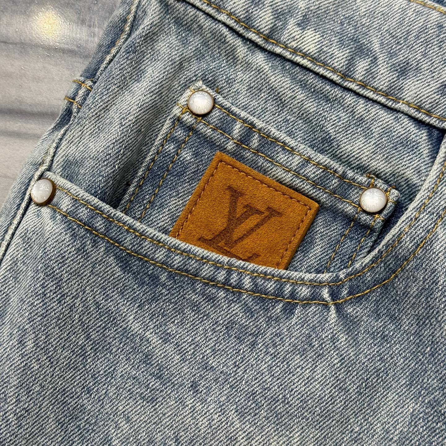 LV JEANS