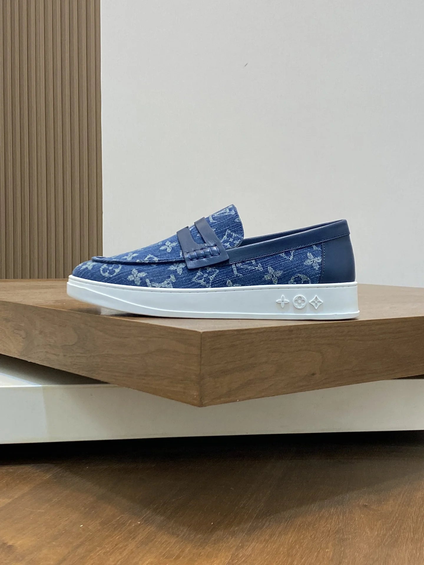 LV LOAFER