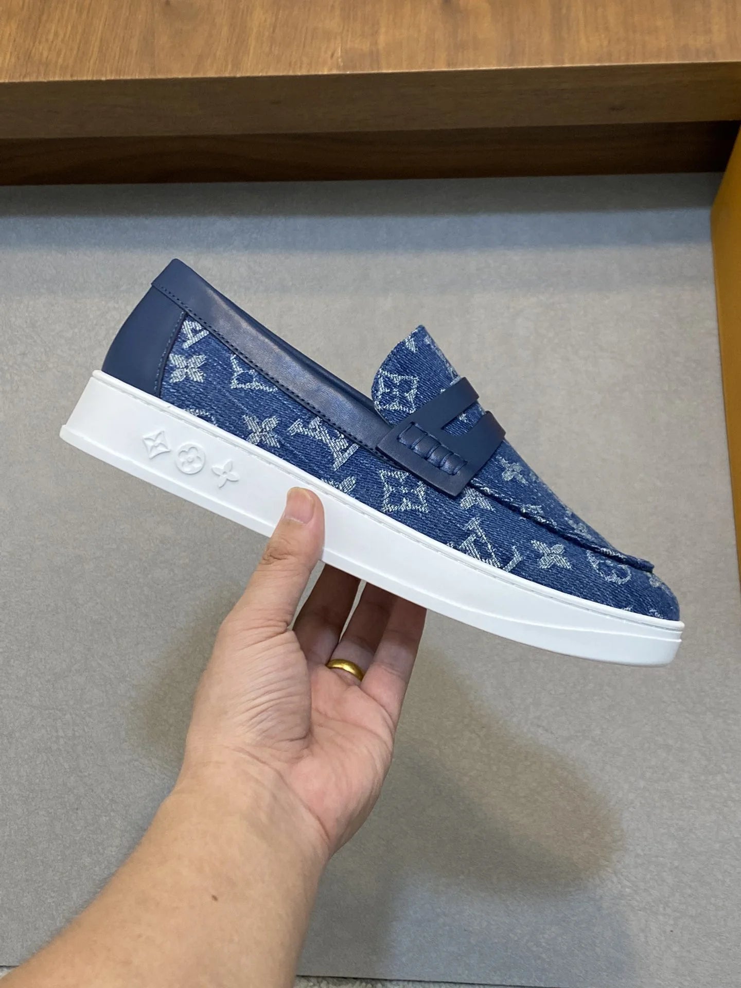 LV LOAFER