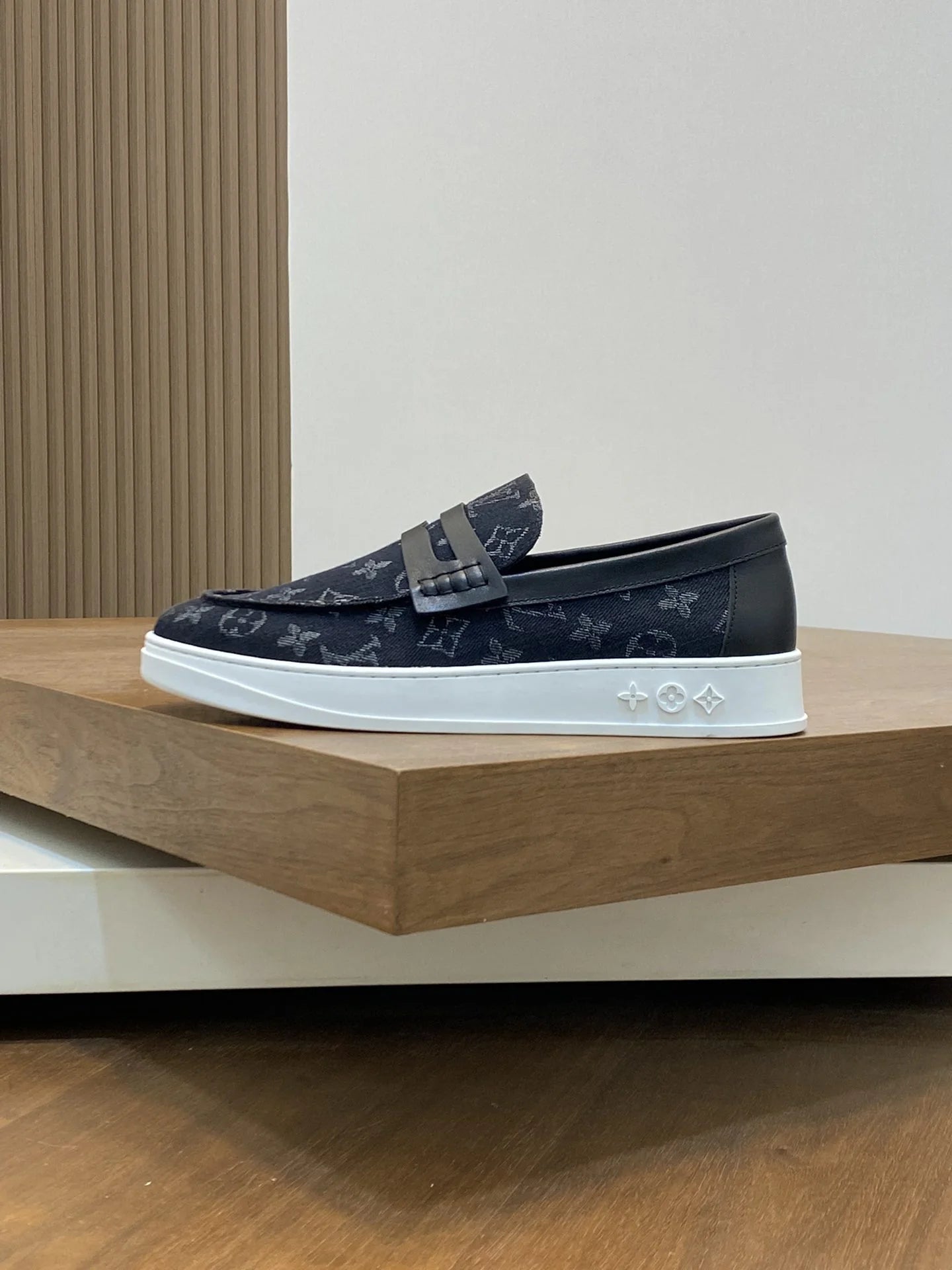 LV LOAFER