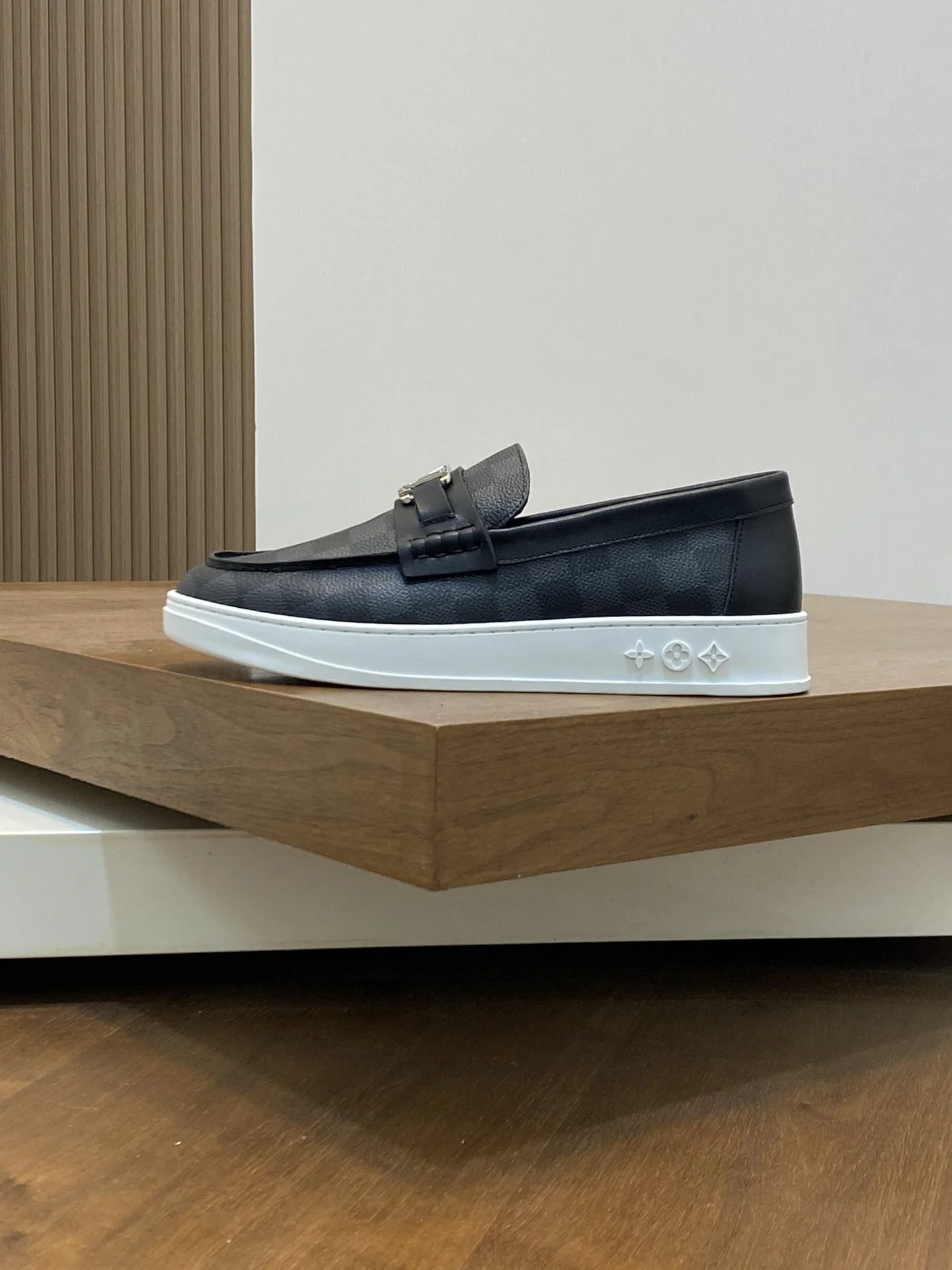 LV LOAFER