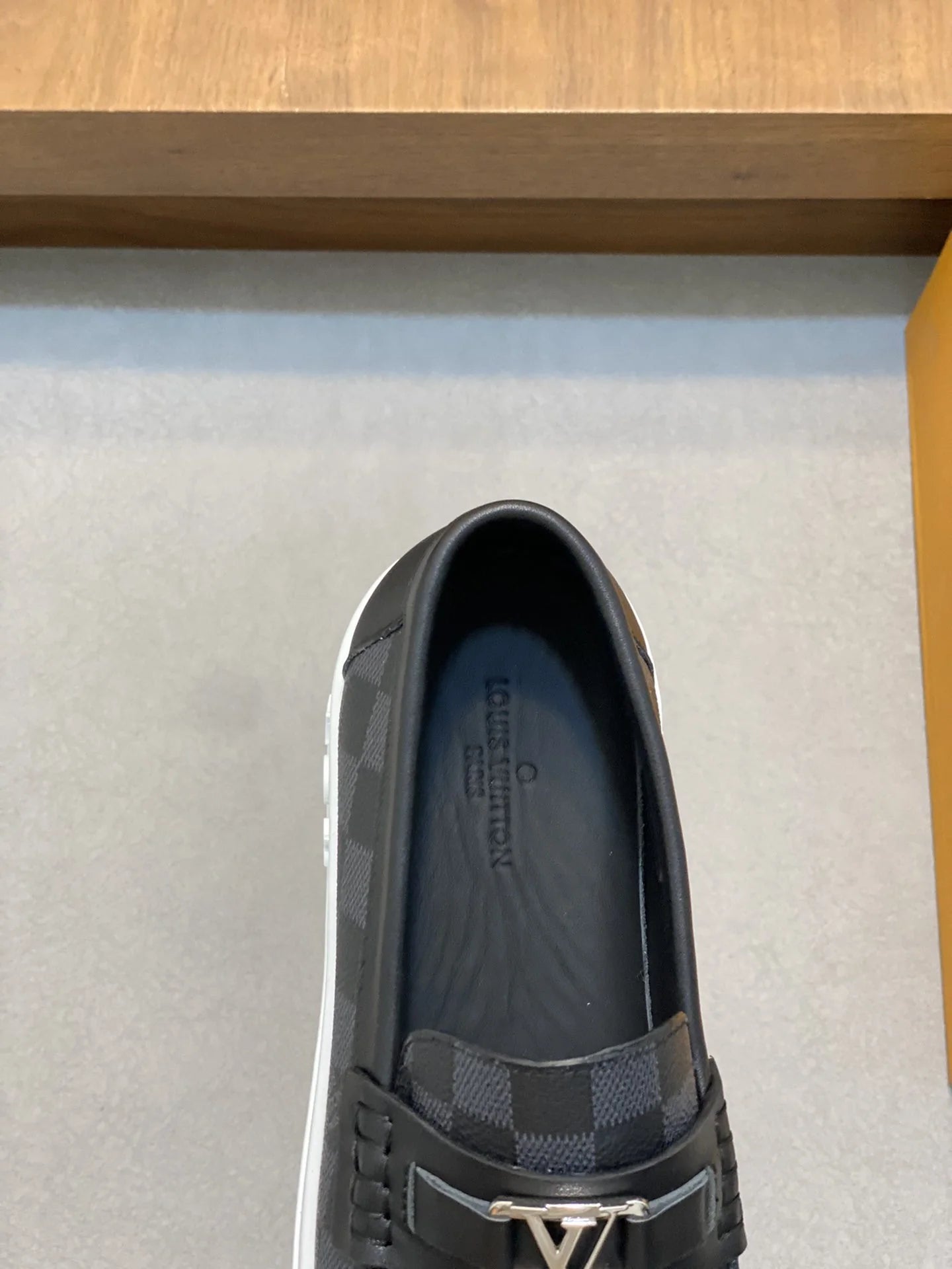 LV LOAFER