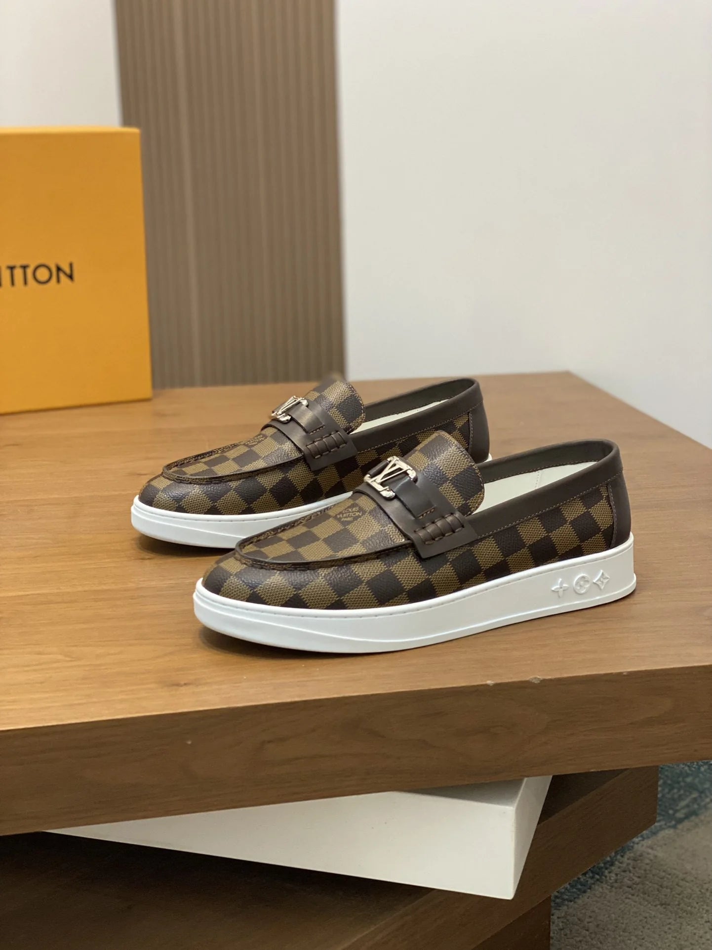 LV LOAFER