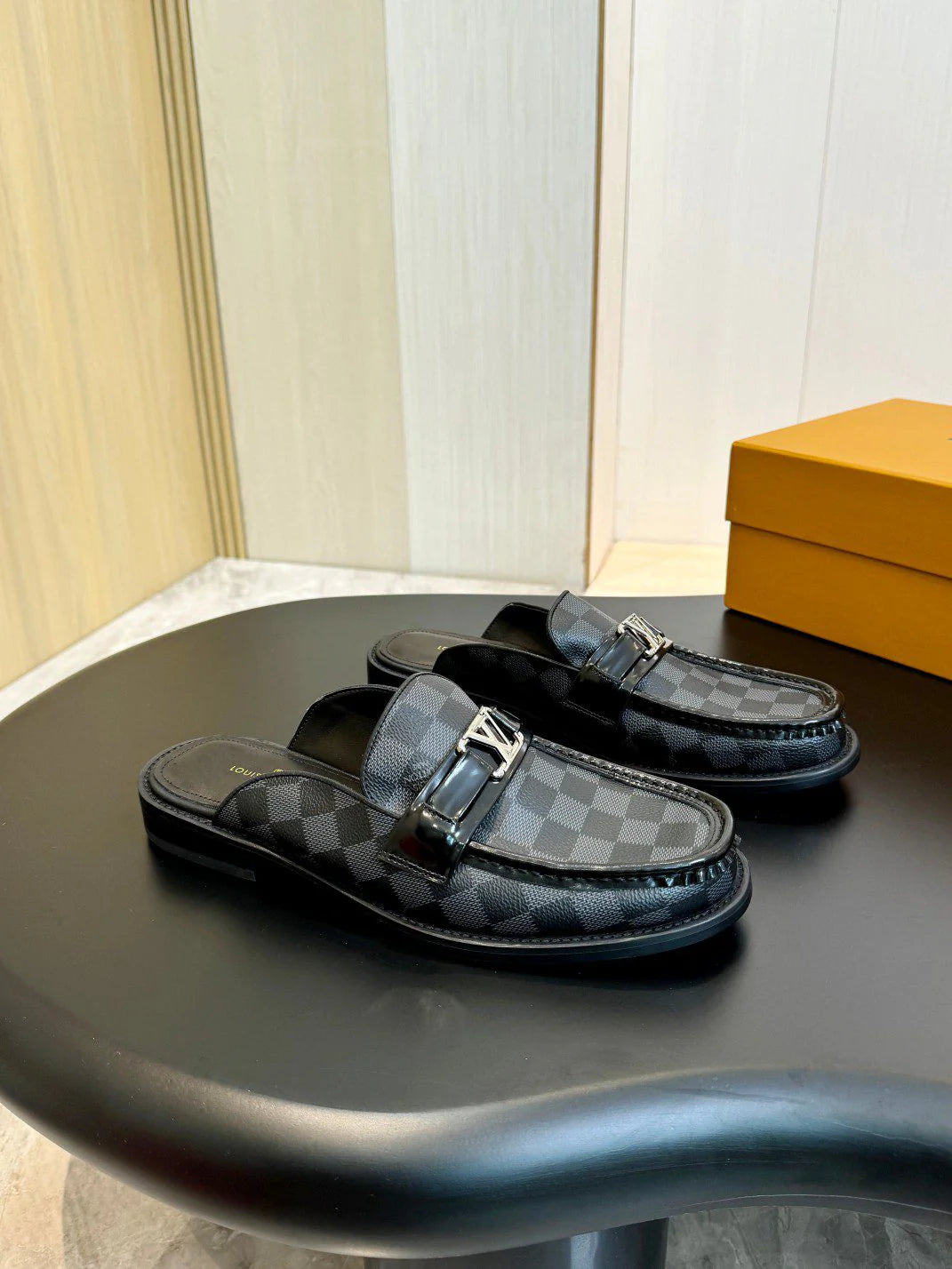 LV LOAFER