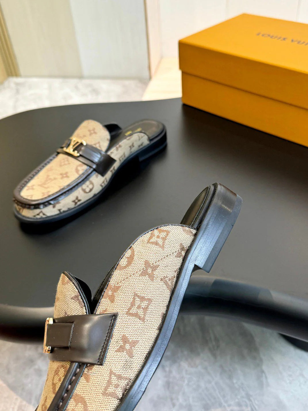 LV LOAFER