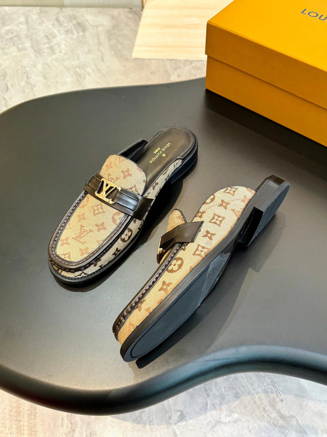 LV LOAFER