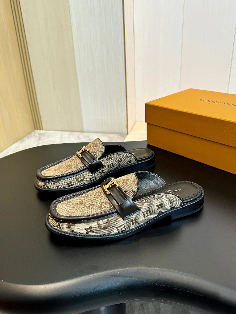 LV LOAFER