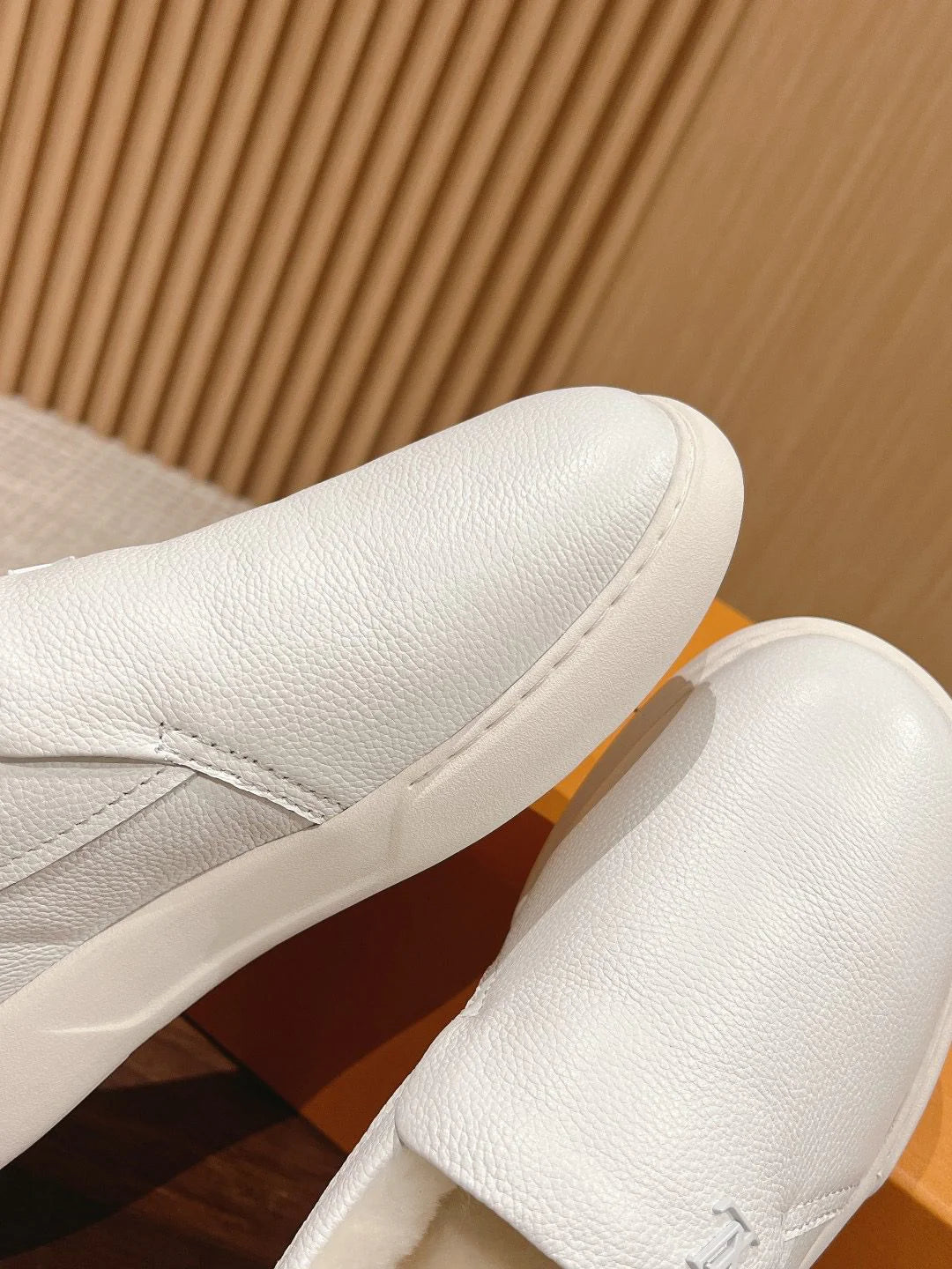 LV LOAFER
