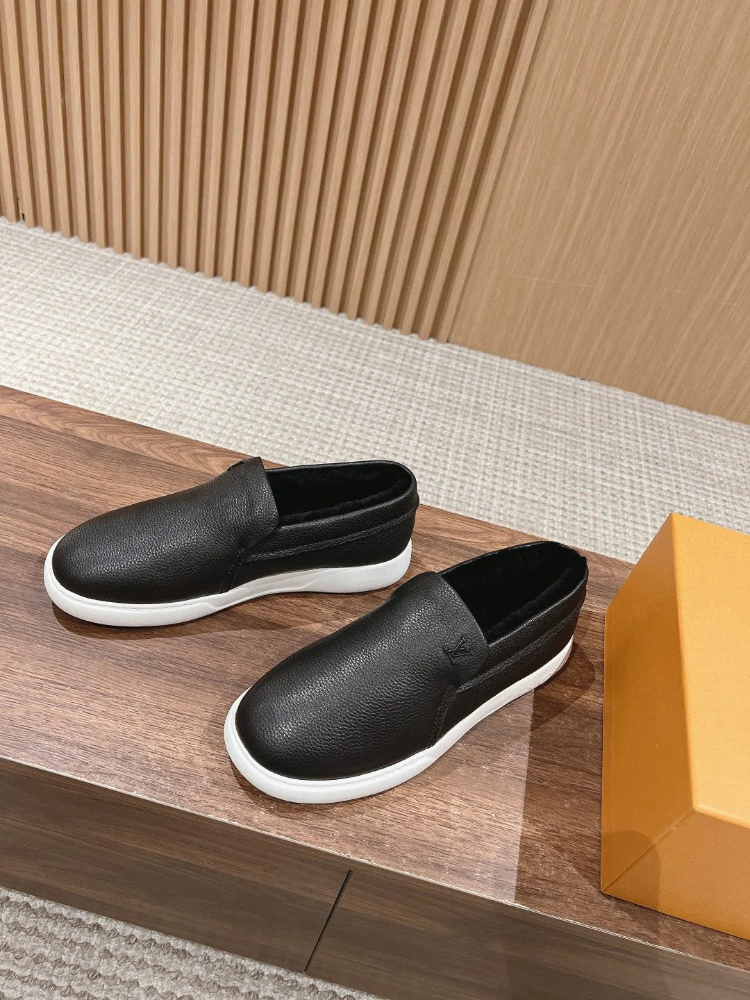 LV LOAFER
