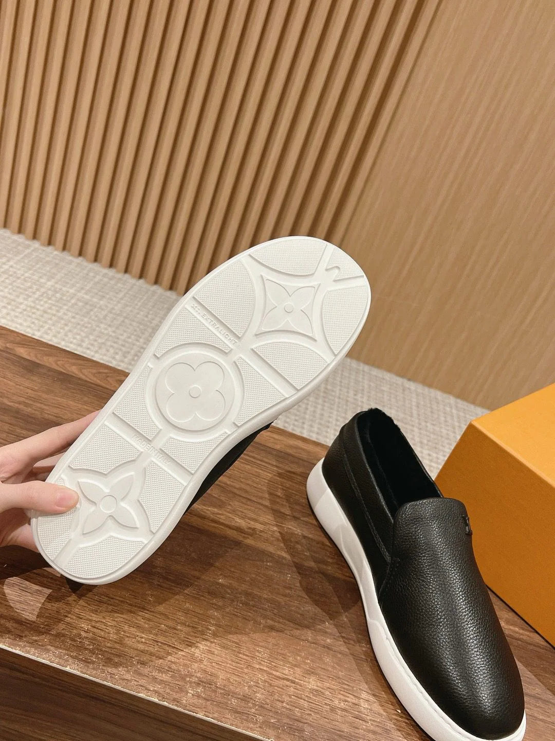 LV LOAFER