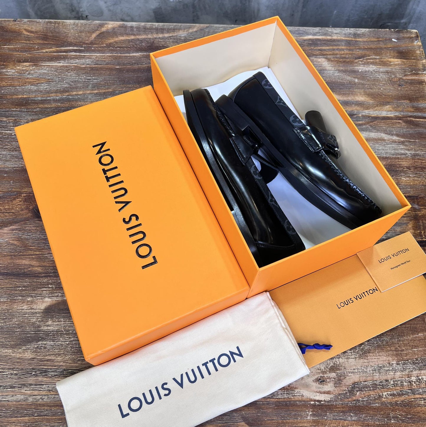 LV LOAFER