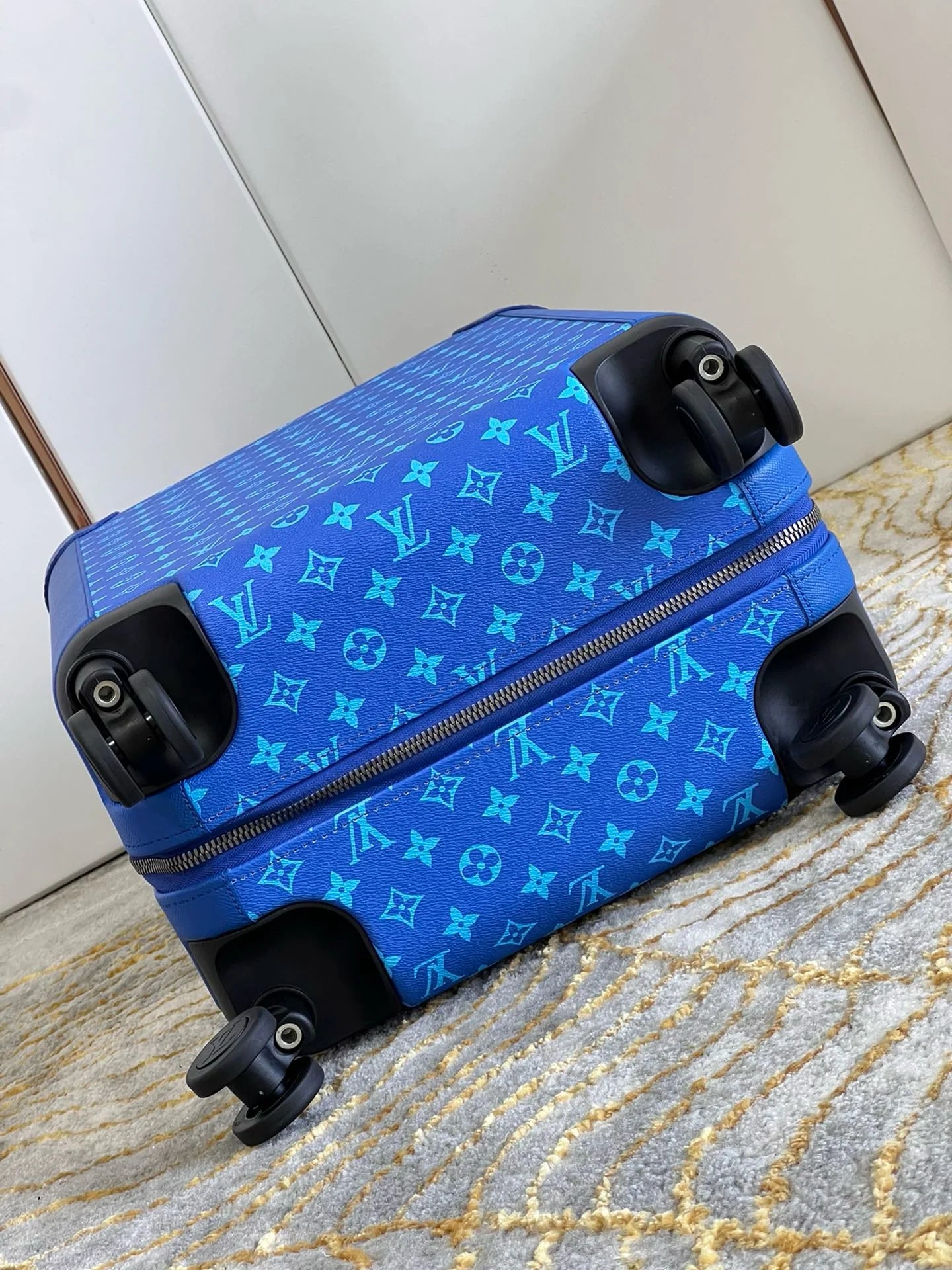 LV LUGGAGE