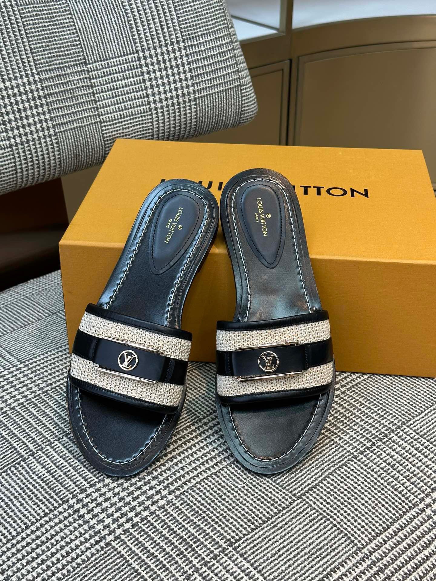 LV SANDAL