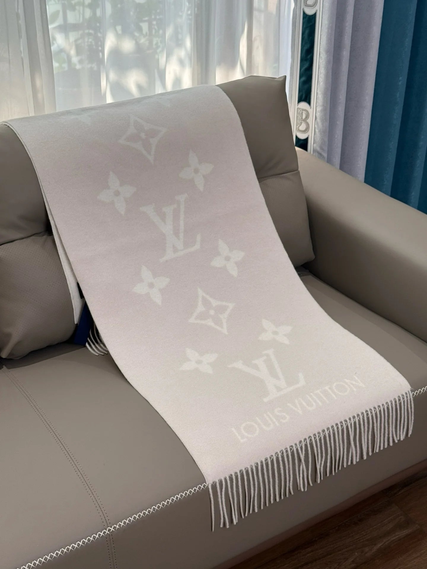 LV SCARF