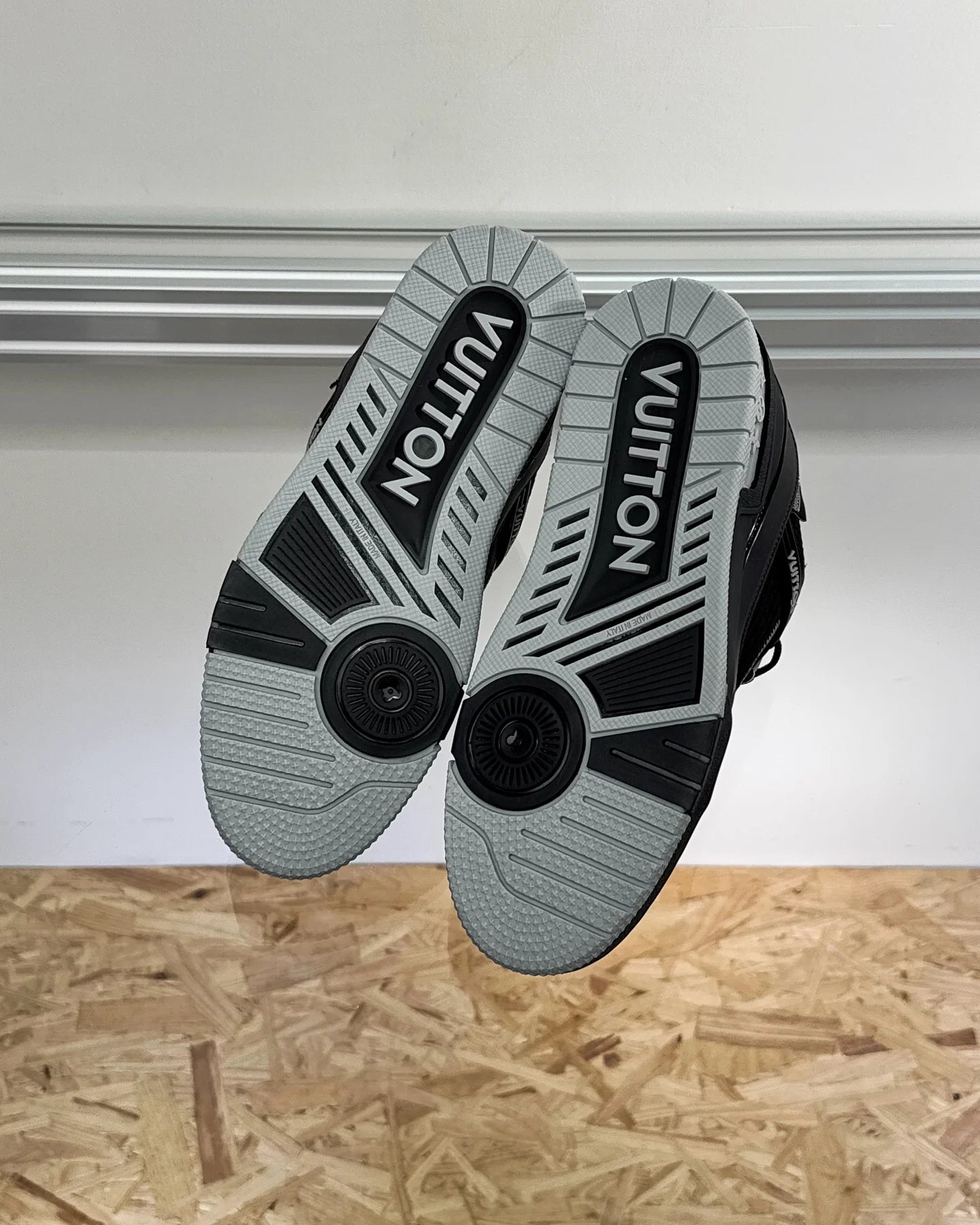 LV SNEAKER