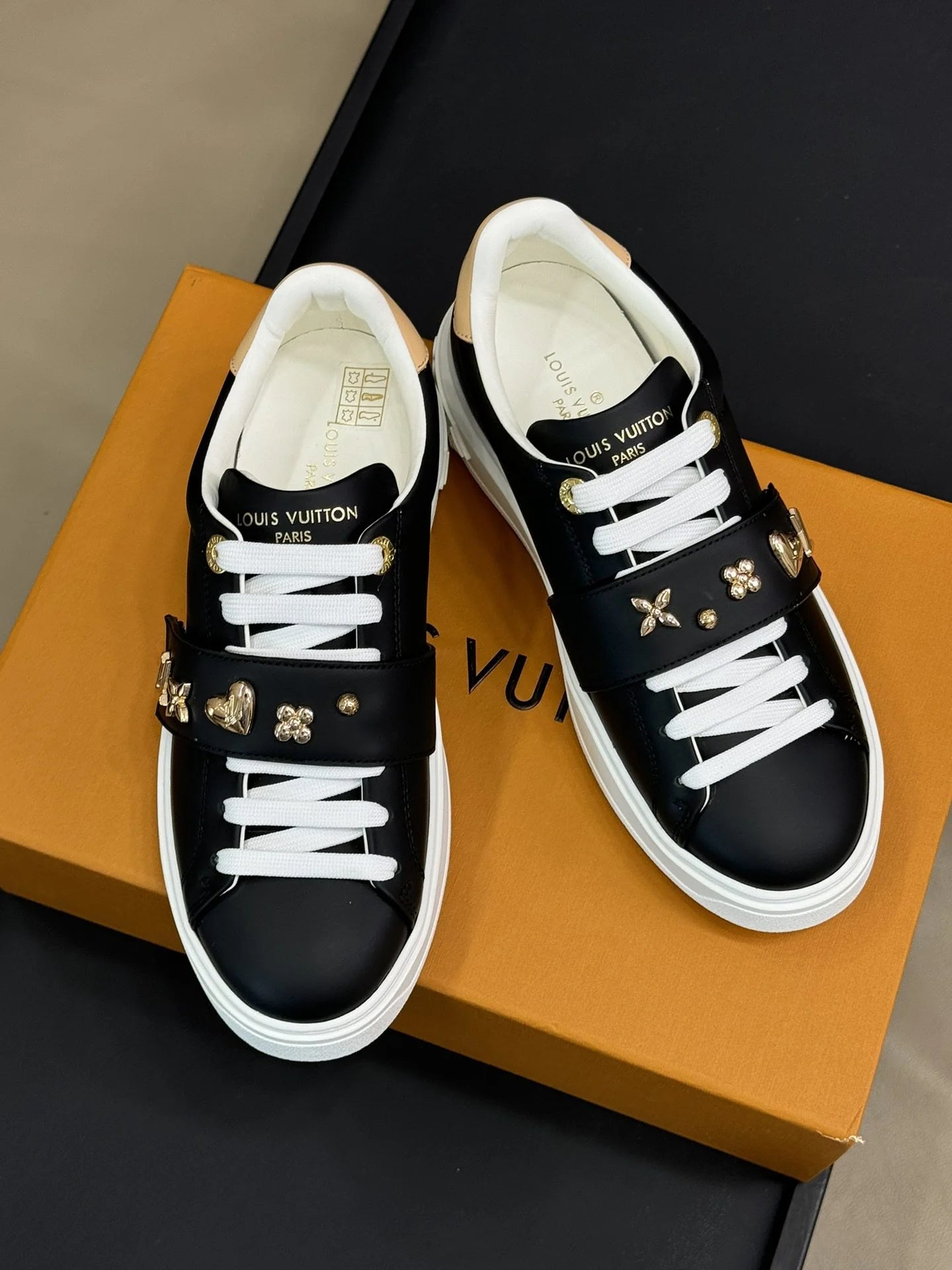 LV SNEAKER