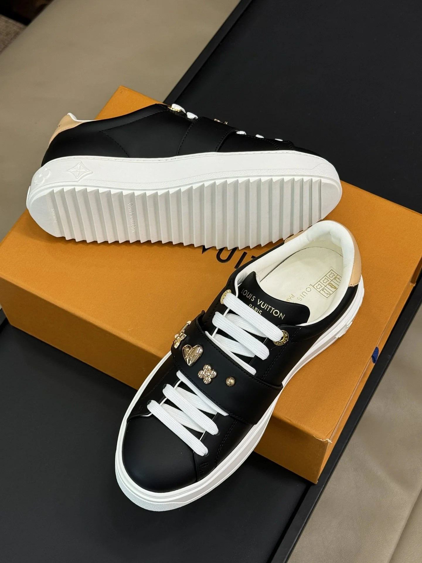LV SNEAKER