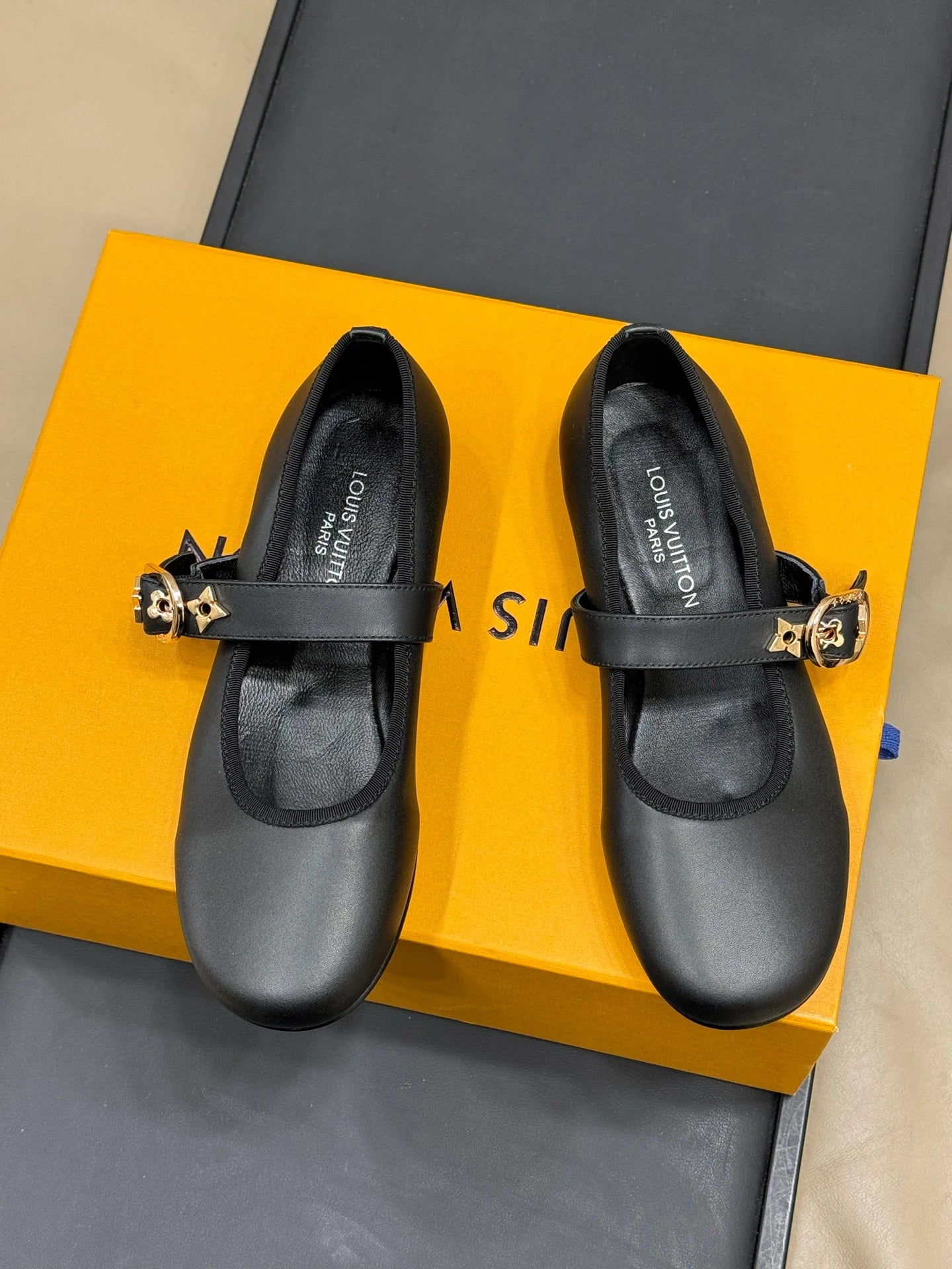LV SNEAKER