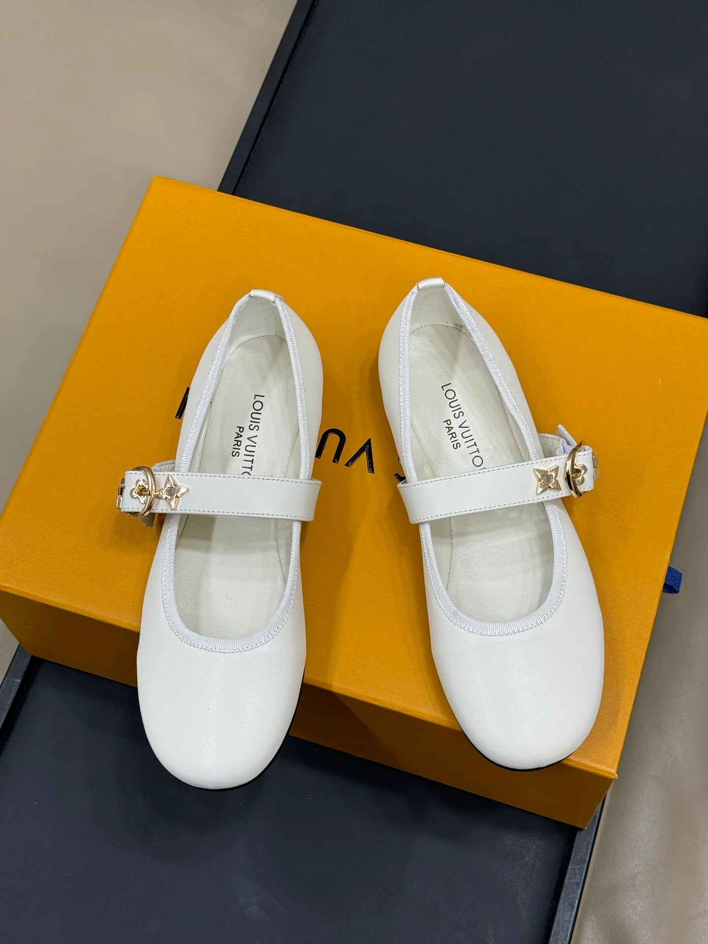 LV SNEAKER