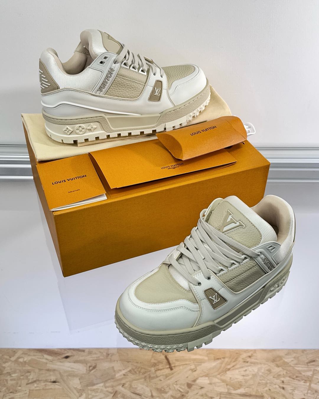 LV SNEAKER