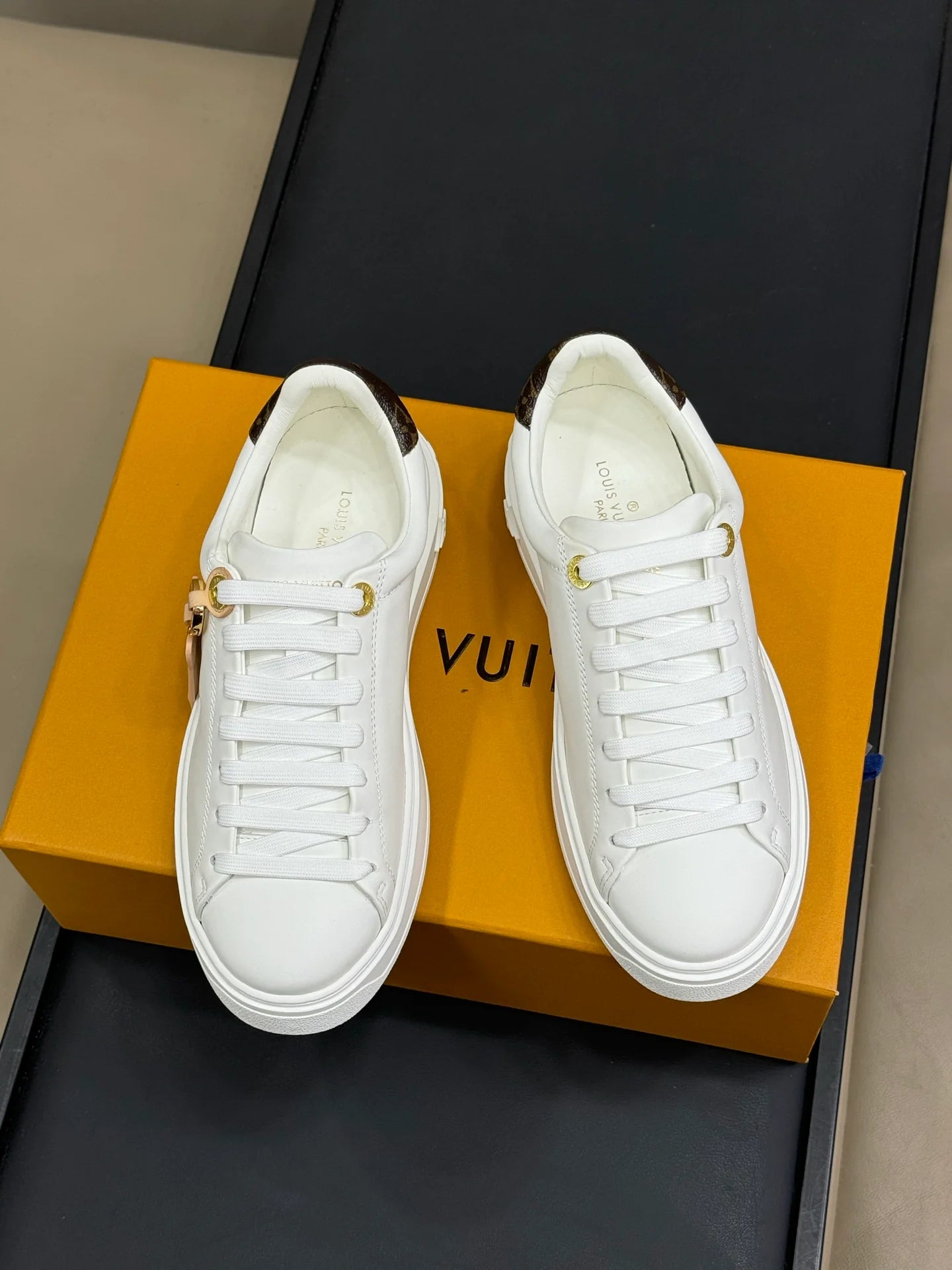 LV SNEAKER