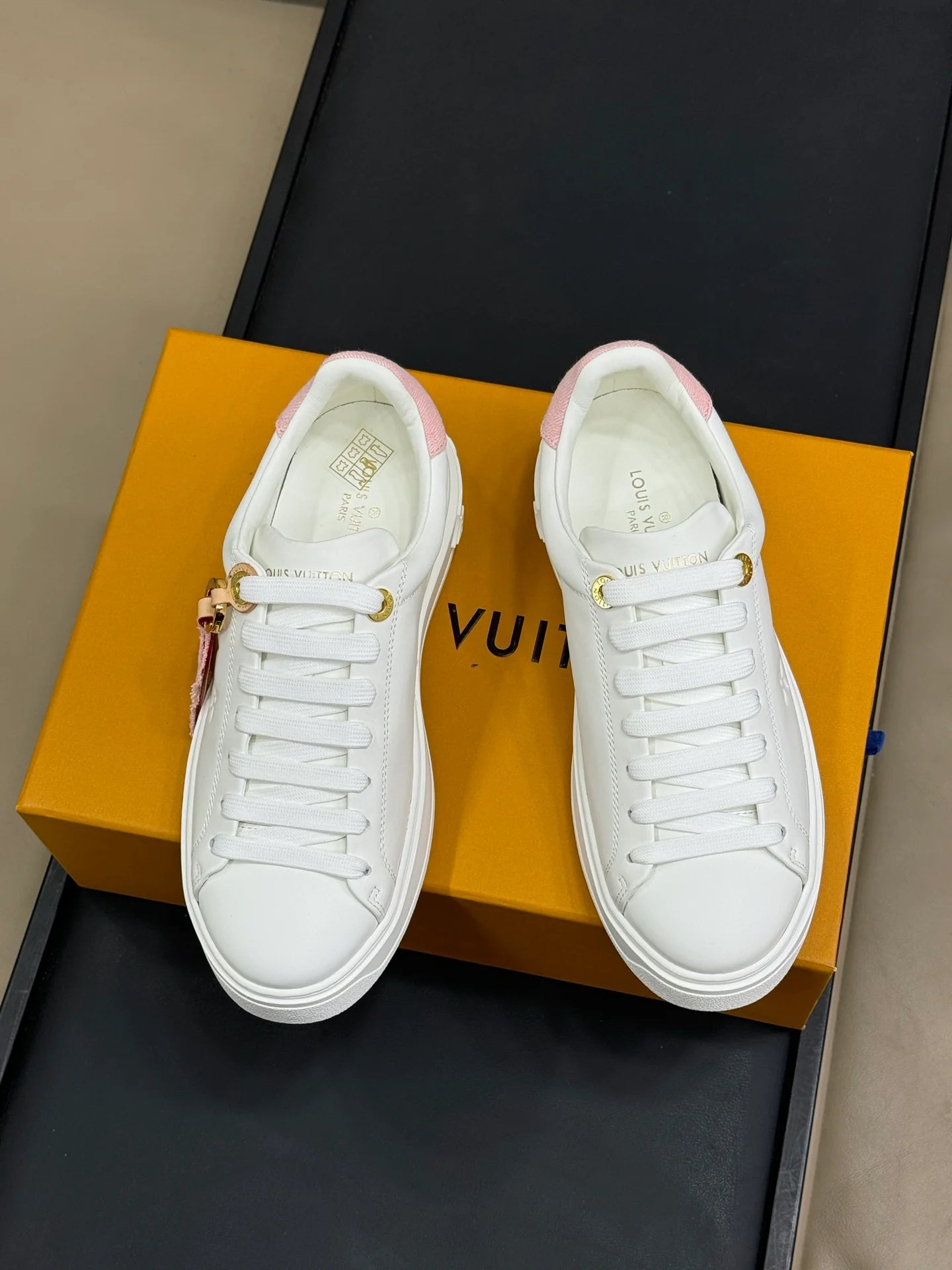 LV SNEAKER