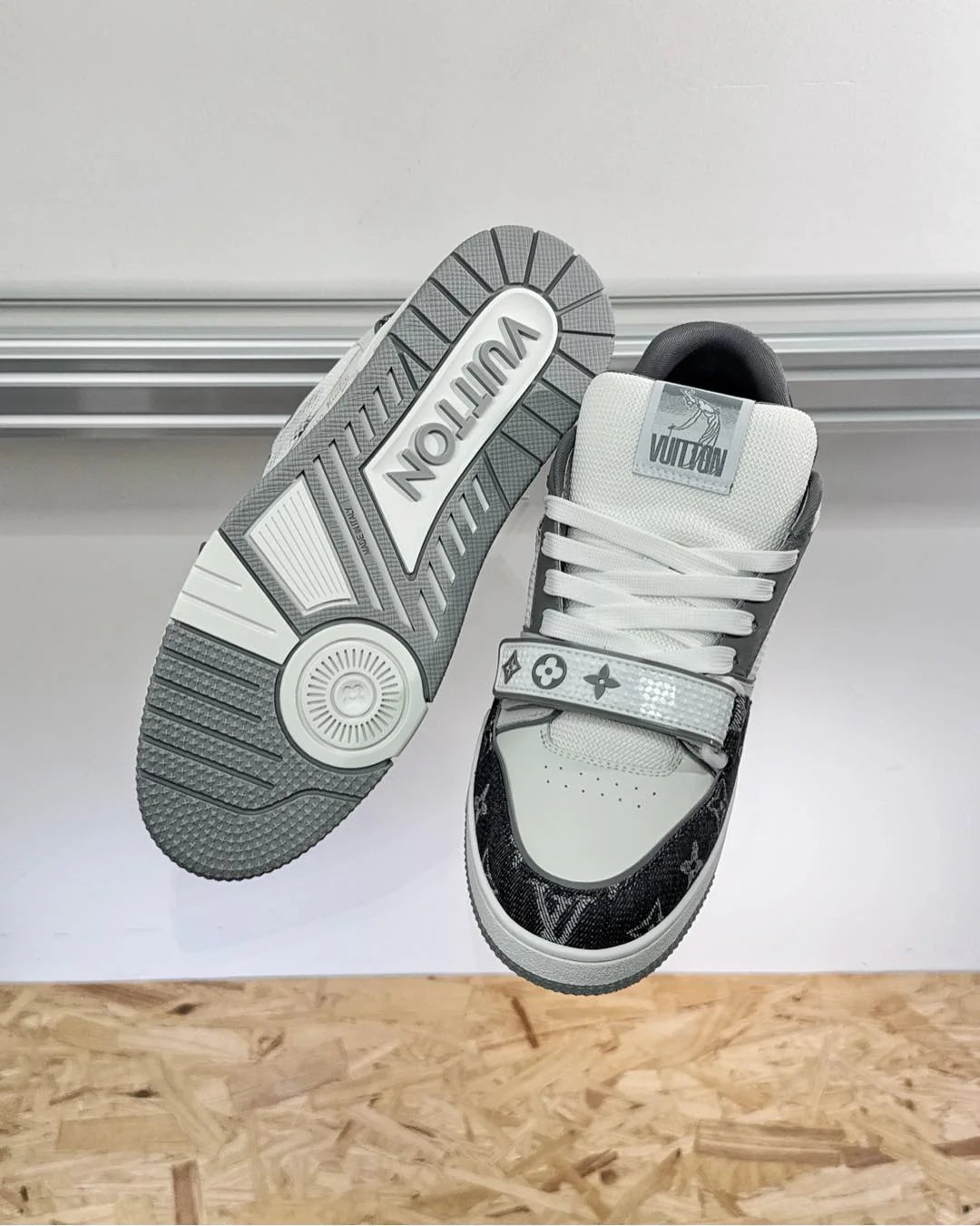 LV SNEAKER