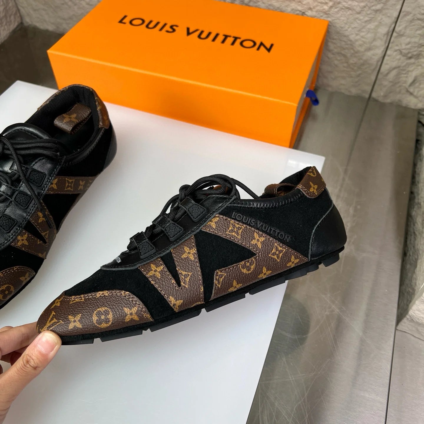 LV SNEAKER